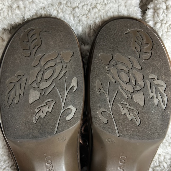 Like New Pair of Ladies NOAT Brown Leather Adjustable Velcro Closure, Sz 11/42 - Picture 7 of 9